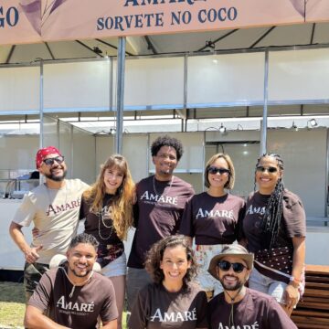 Sorvete servido no coco que virou febre no Farol da Barra será vendido no show de Anitta em Salvador