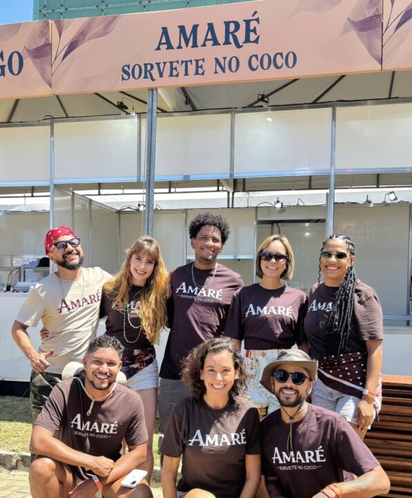 Sorvete servido no coco que virou febre no Farol da Barra será vendido no show de Anitta em Salvador
