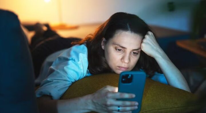 Novo estudo associa excesso de tempo de tela com depressão, estresse e ansiedade; entenda