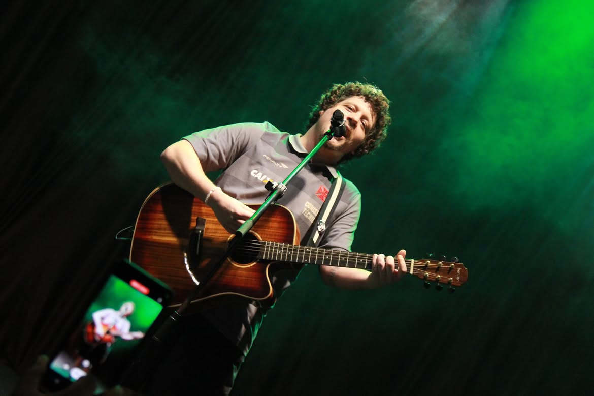 Filho de Cássia Eller, Chico Chico lota show no Largo do Pelourinho; veja vídeo