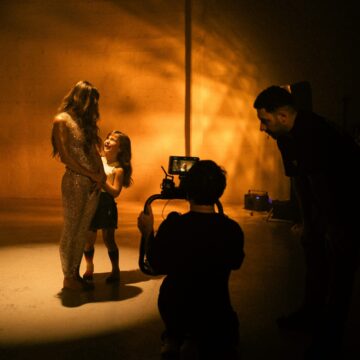 Claudia Leitte contracena com a filha em novo videoclipe gravado em Salvador