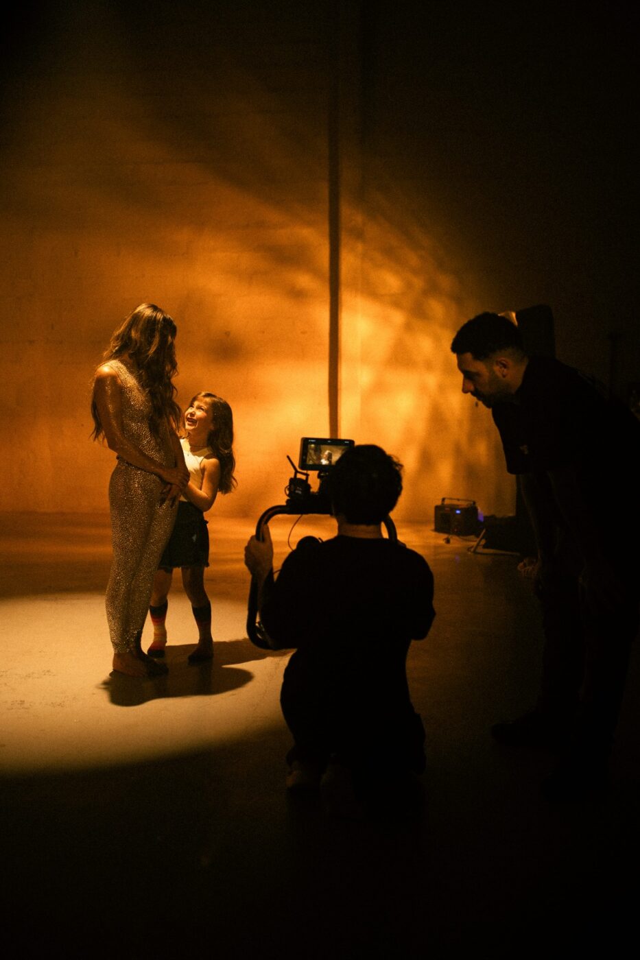 Claudia Leitte contracena com a filha em novo videoclipe gravado em Salvador