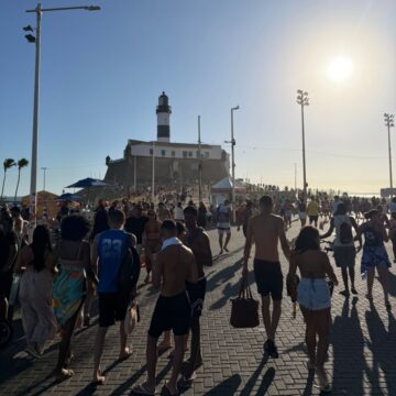 Clima de verão: Farol da Barra fica lotado neste domingo em Salvador