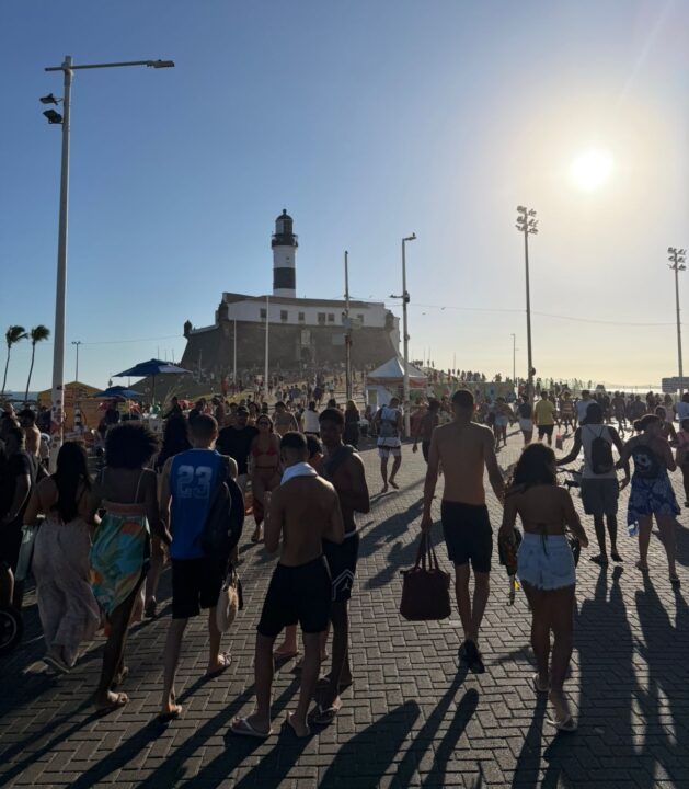 Clima de verão: Farol da Barra fica lotado neste domingo em Salvador
