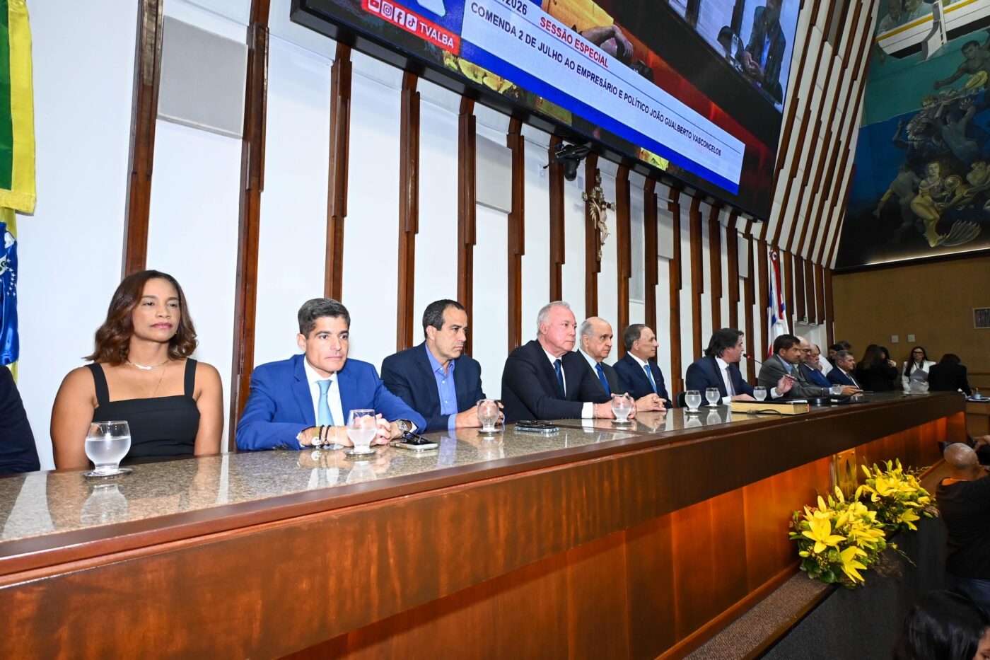 João Gualberto recebe Comenda Dois de Julho
