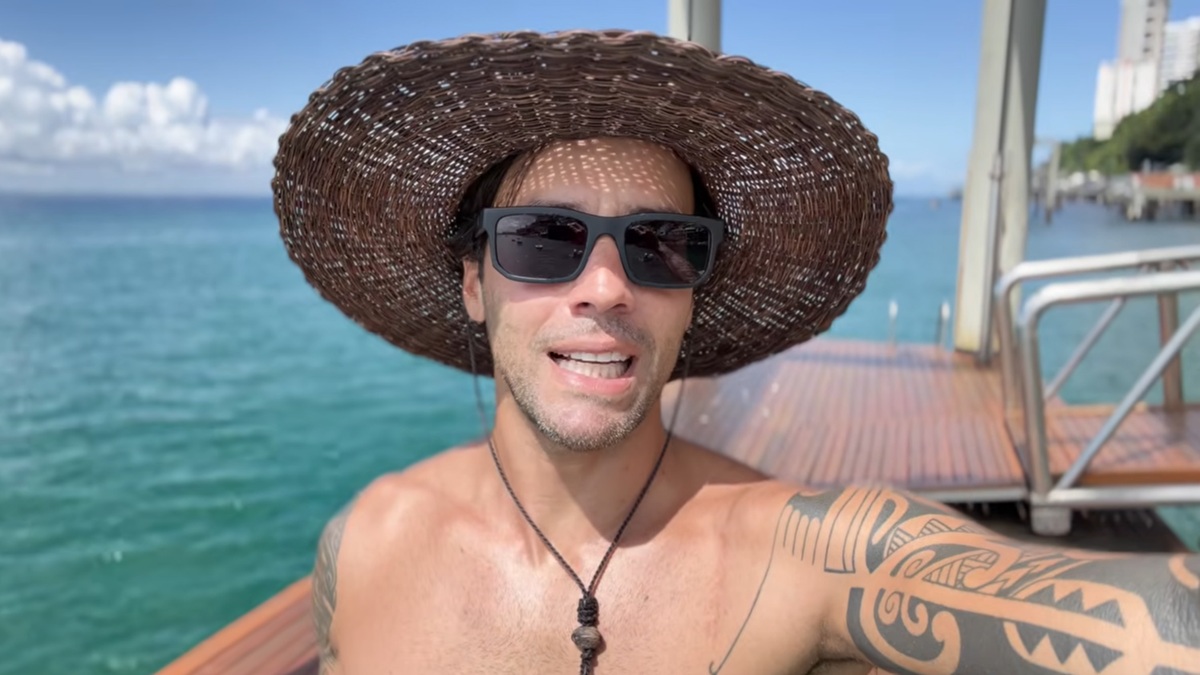 Daniel Cady aproveita dia de pescaria e brinca sobre inverno na Bahia: ‘A gente reclama de frio suando’