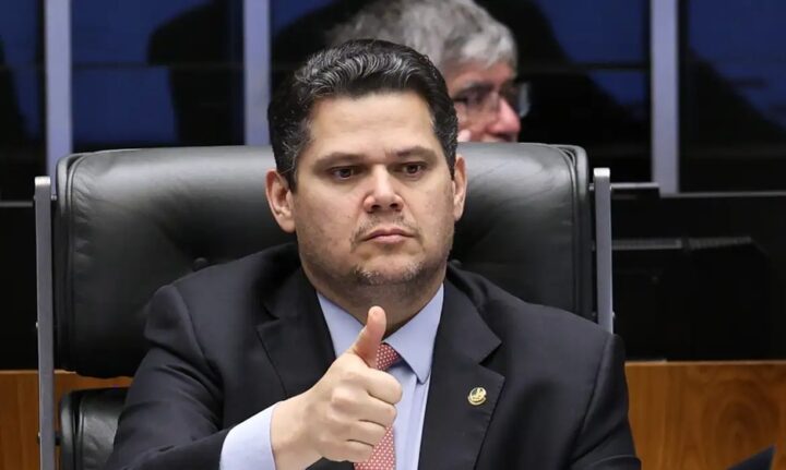 Alcolumbre destrava PEC do fim da 6×1 após conversas com Lula