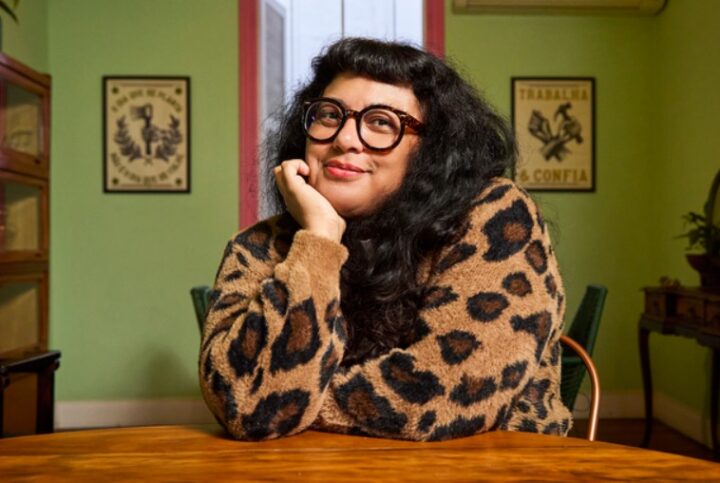 Déia Freitas, criadora do podcast “Não Inviabilize”, afirmou que quer dar uma casa própria a todos os pedreiros que trabalham em sua obra