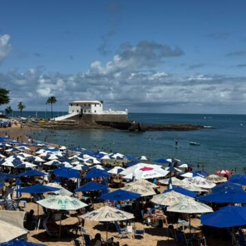 Inverno?! Baianos e turistas curtem dia de sol na praia no Porto da Barra