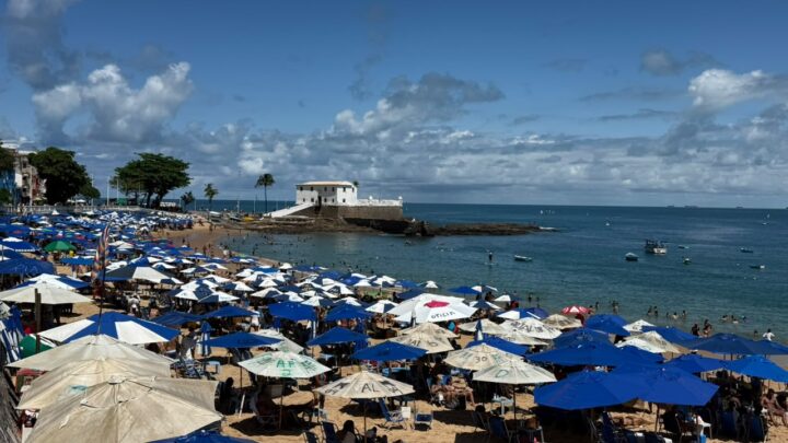 Inverno?! Baianos e turistas curtem dia de sol na praia no Porto da Barra