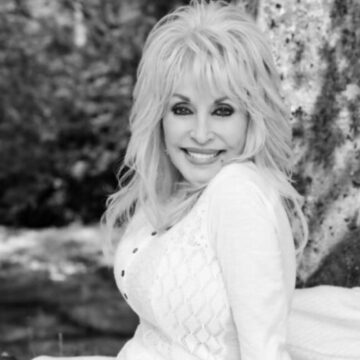 Você sabia? Dolly Parton, durante a pandemia, ajudou a financiar a produção de uma vacina para a Covid