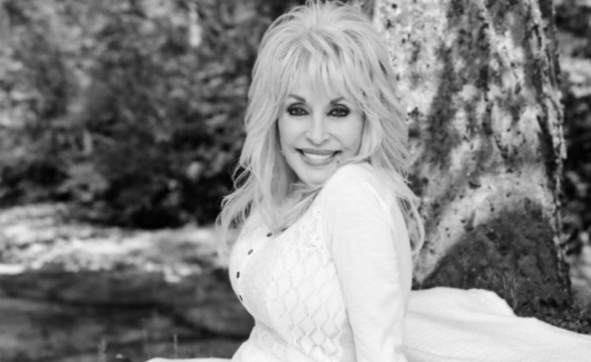 Você sabia? Dolly Parton, durante a pandemia, ajudou a financiar a produção de uma vacina para a Covid