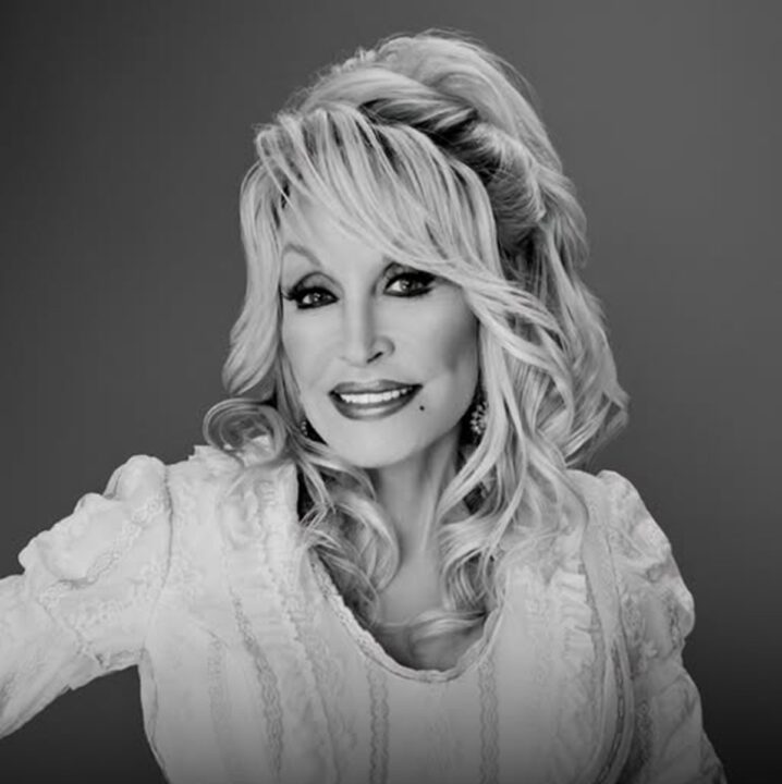 Aos 80 anos, morre Dolly Parton, atriz, cantora e ícone do country