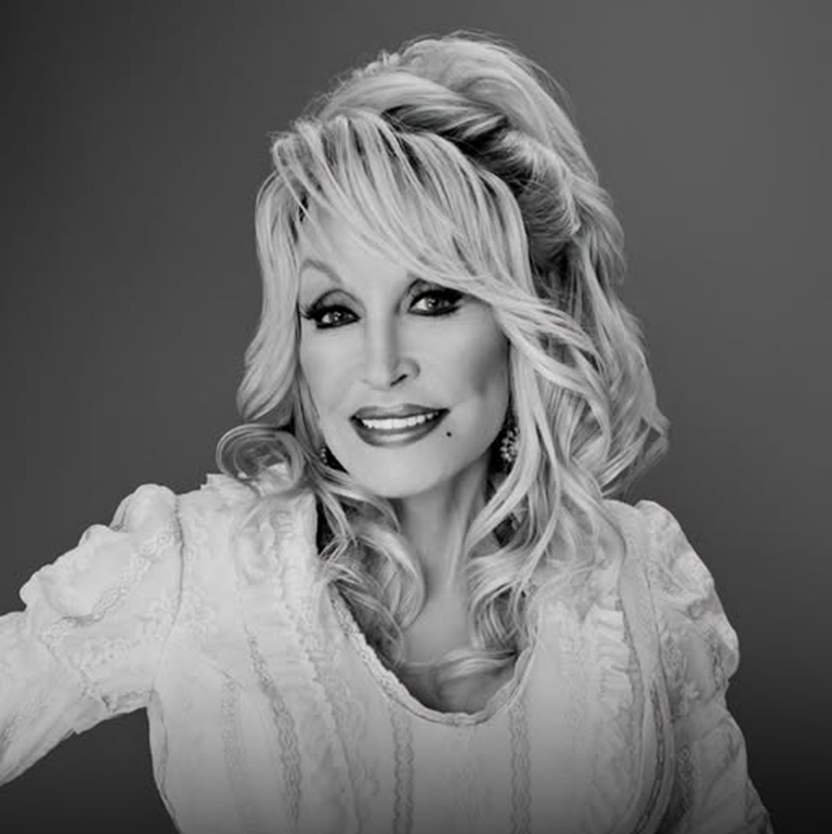 Aos 80 anos, morre Dolly Parton, atriz, cantora e ícone do country