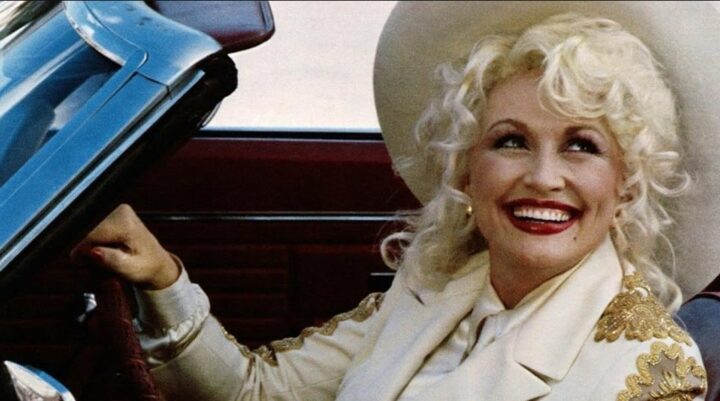 Você sabia? Dolly Parton, que morreu hoje aos 80 anos, também foi uma estrela de cinema em Hollywood