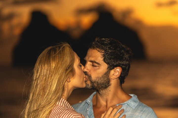Duda Nagle troca beijão com namorada e se declara: “Minha gatona”