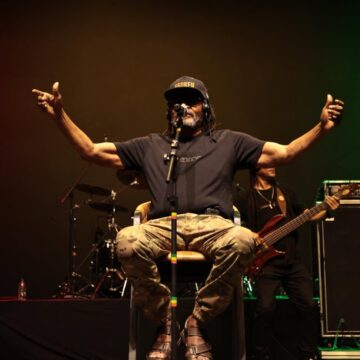 Edson Gomes lota a Concha Acústica do TCA durante show em Salvador