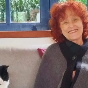 Escritora atacada por pitbulls sofre novo acidente e fratura ombro