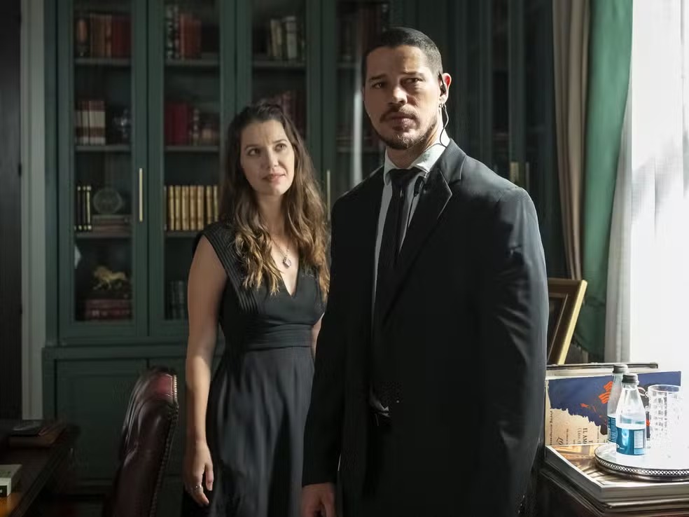 Quem Ama Cuida: com ajuda de Francesca, Iuri encontra anel de Arthur