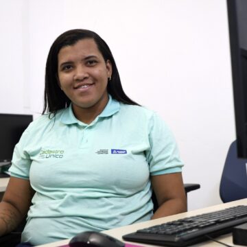 Após viver em situação de rua grávida, jovem conquista emprego e recomeça vida em Salvador