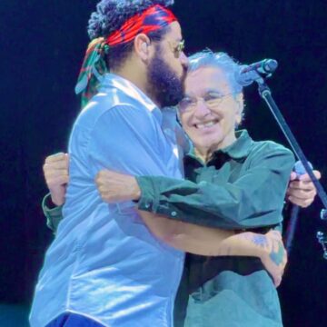Aos 84 anos, Caetano Veloso divide palco com Emicida em festival no Rio