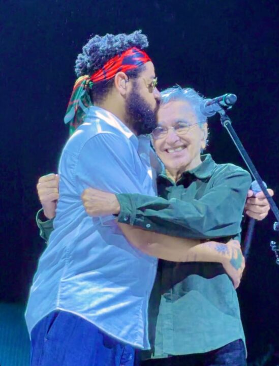 Aos 84 anos, Caetano Veloso divide palco com Emicida em festival no Rio