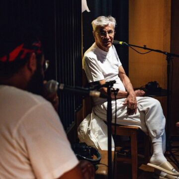 Caetano Veloso faz homenagem a Gal Costa durante show em festival no Rio