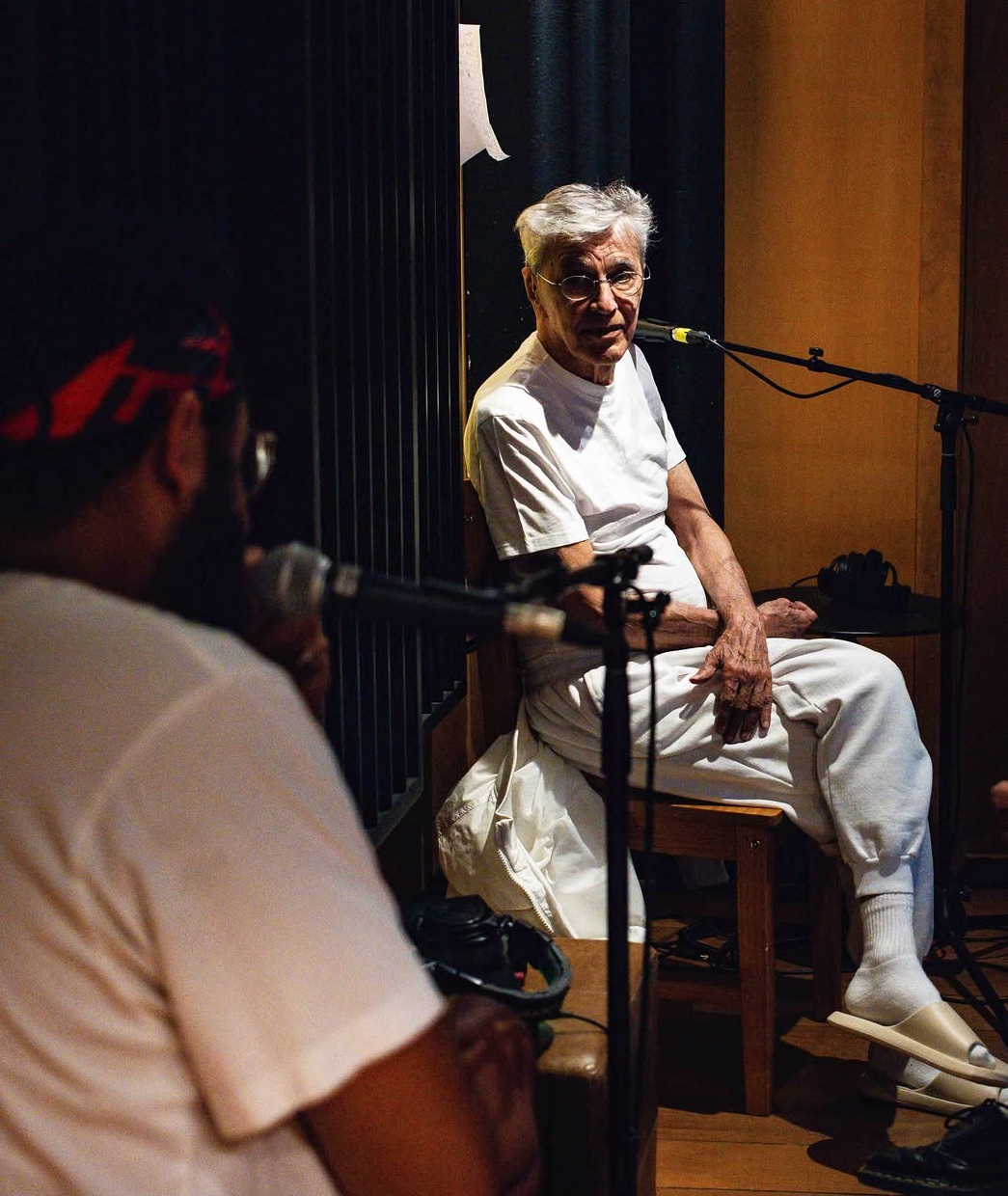 Caetano Veloso faz homenagem a Gal Costa durante show em festival no Rio