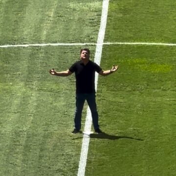 Fábio Mota faz oração no meio do campo horas antes do Ba-Vi no Barradão