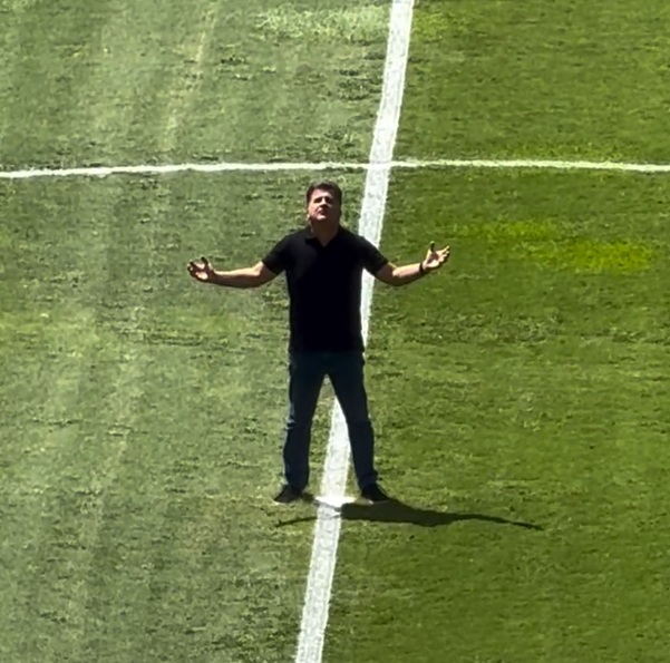 Fábio Mota faz oração no meio do campo horas antes do Ba-Vi no Barradão