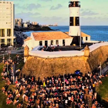 Farol da Barra ganha arquibancada para contemplação do pôr do sol