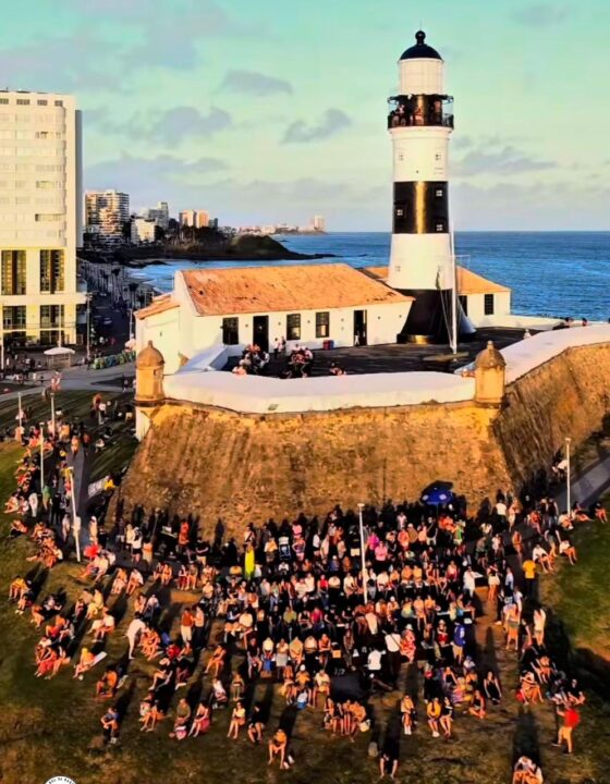 Farol da Barra ganha arquibancada para contemplação do pôr do sol