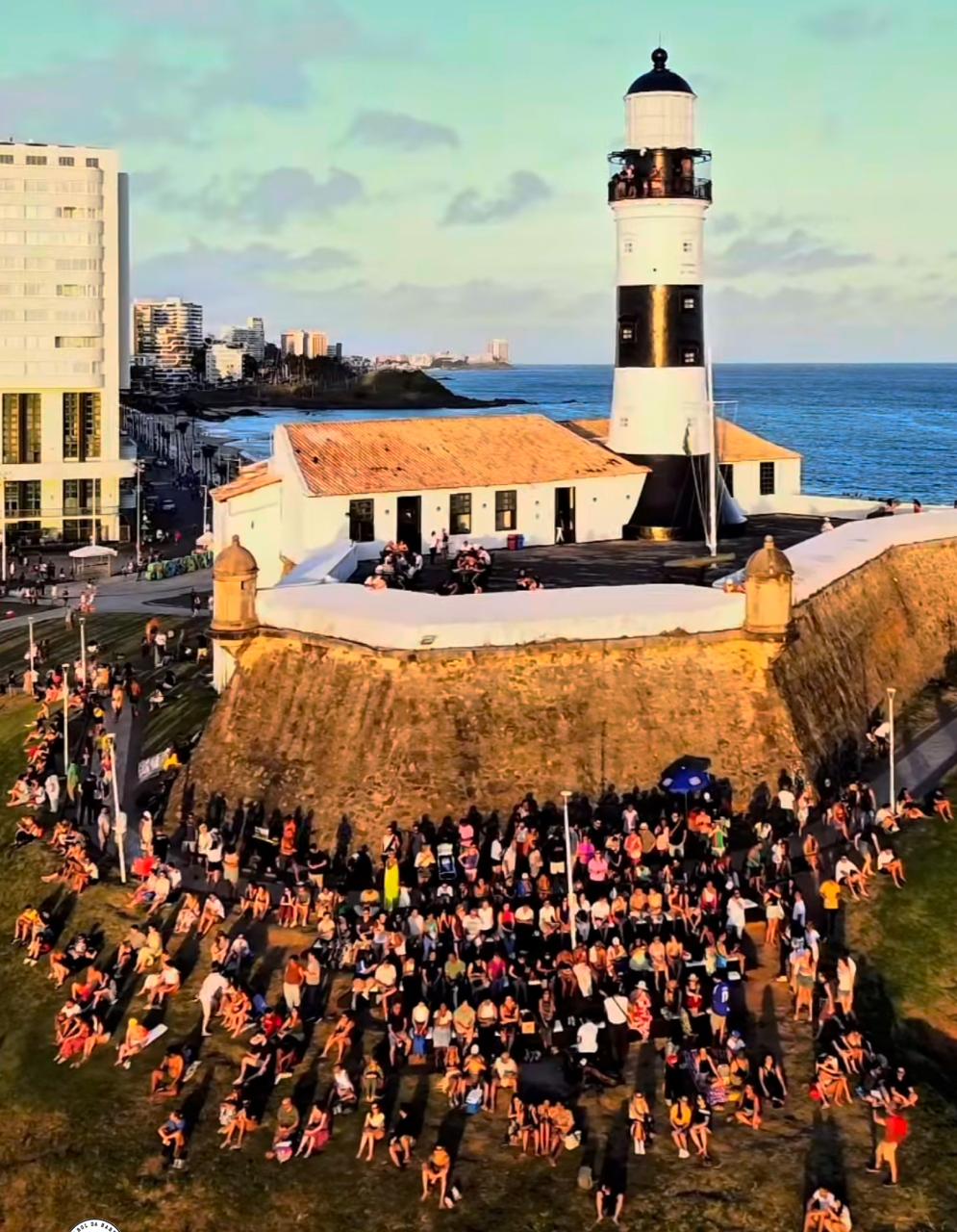 Farol da Barra ganha arquibancada para contemplação do pôr do sol