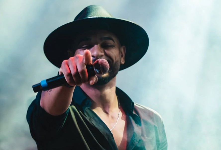 Aos 38 anos, cantor sertanejo diagnosticado com leucemia deixa UTI por risco de infecção