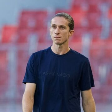 No dia em que completa 41 anos, ex-técnico do Flamengo comanda virada do Mônaco sobre o Liverpool na Inglaterra