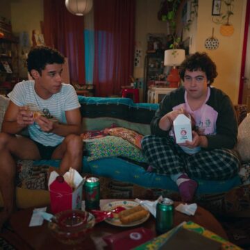 Romance brasileiro em alta na Netflix acompanha duas semanas de descobertas entre antigos vizinhos