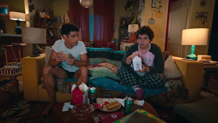 Romance brasileiro em alta na Netflix acompanha duas semanas de descobertas entre antigos vizinhos