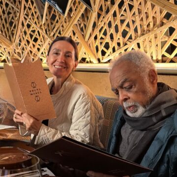 Flora e Gilberto Gil visitam novo restaurante de Bela Gil em São Paulo