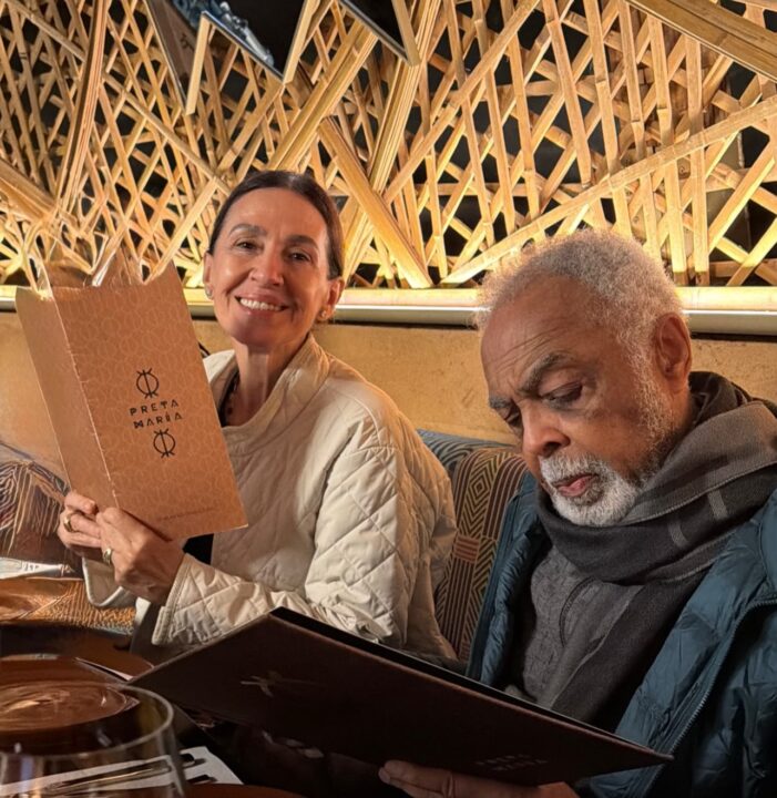 Flora e Gilberto Gil visitam novo restaurante de Bela Gil em São Paulo