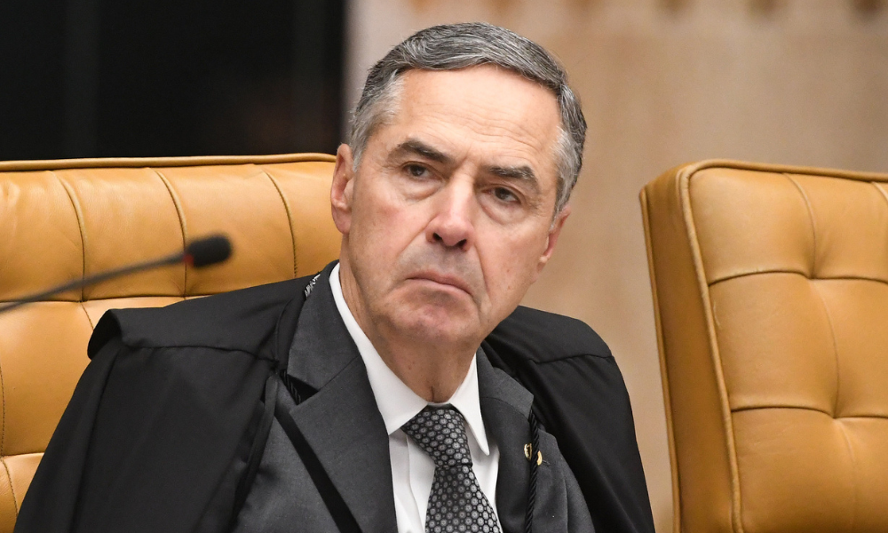 Ex-presidente do STF Barroso é internado após passar mal em viagem