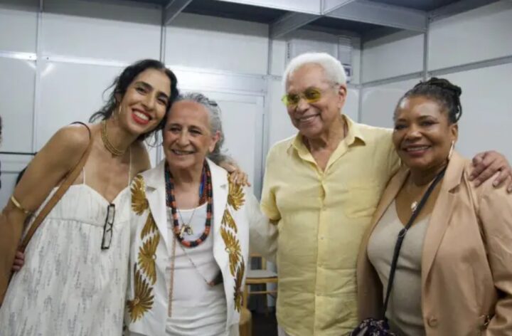 Encontro de titãs: Maria Bethânia, Margareth Menezes, Paulinho da Viola e Marisa Monte se encontram em bastidores de festival no RJ