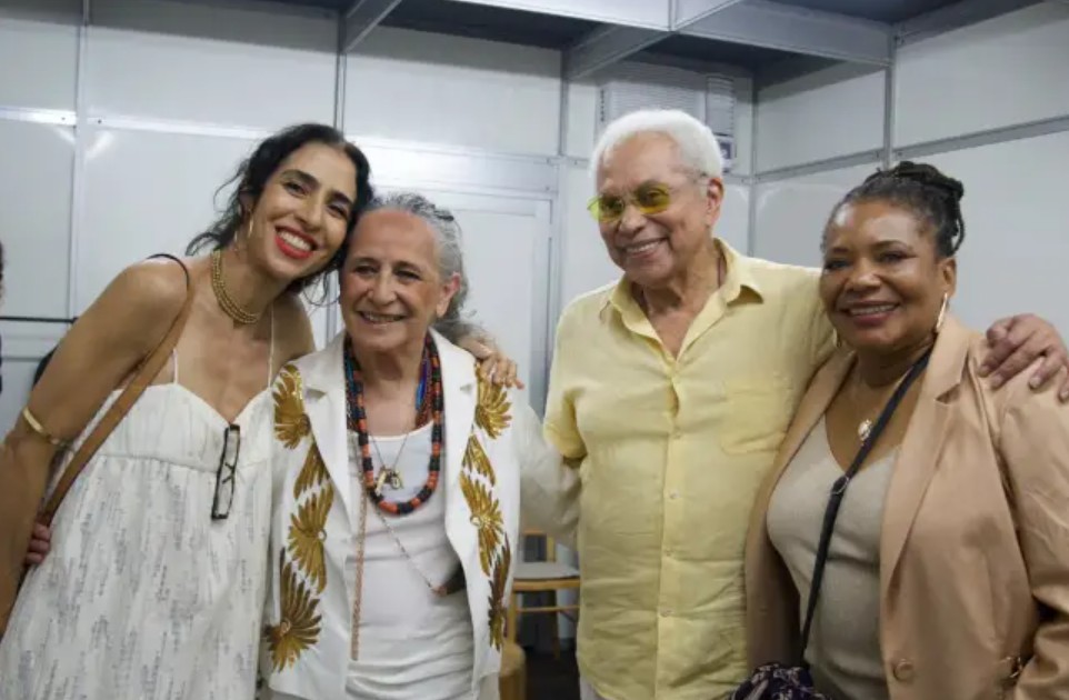 Encontro de titãs: Maria Bethânia, Margareth Menezes, Paulinho da Viola e Marisa Monte se encontram em bastidores de festival no RJ