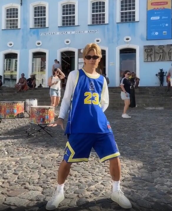 Influenciador japonês que viralizou dançando hits brasileiros desembarca em Salvador