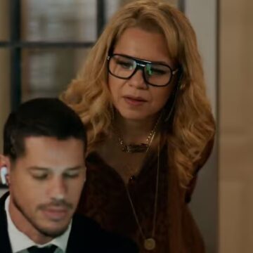 Quem Ama Cuida: Pilar vê mensagem de Adriana no celular de Iuri e desconfia