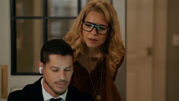 Quem Ama Cuida: Pilar vê mensagem de Adriana no celular de Iuri e desconfia