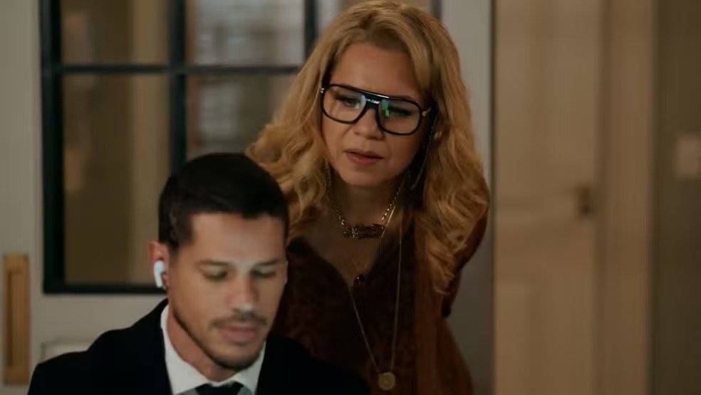 Quem Ama Cuida: Pilar vê mensagem de Adriana no celular de Iuri e desconfia