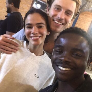 Bruna Marquezine e Shawn Mendes visitam aldeia em Angola
