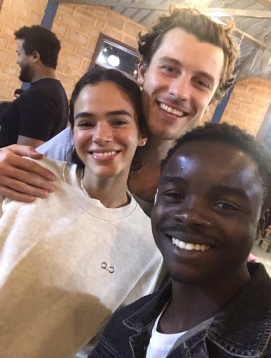Bruna Marquezine e Shawn Mendes visitam aldeia em Angola após temporada no Brasil
