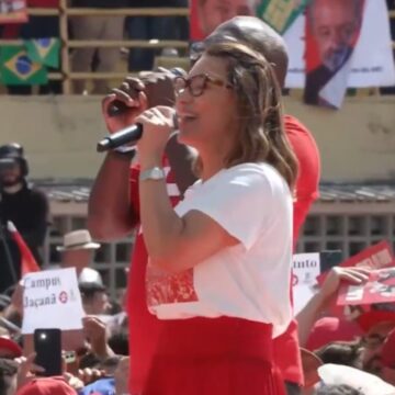 Janja canta com cantor gospel em primeiro evento de campanha de Lula