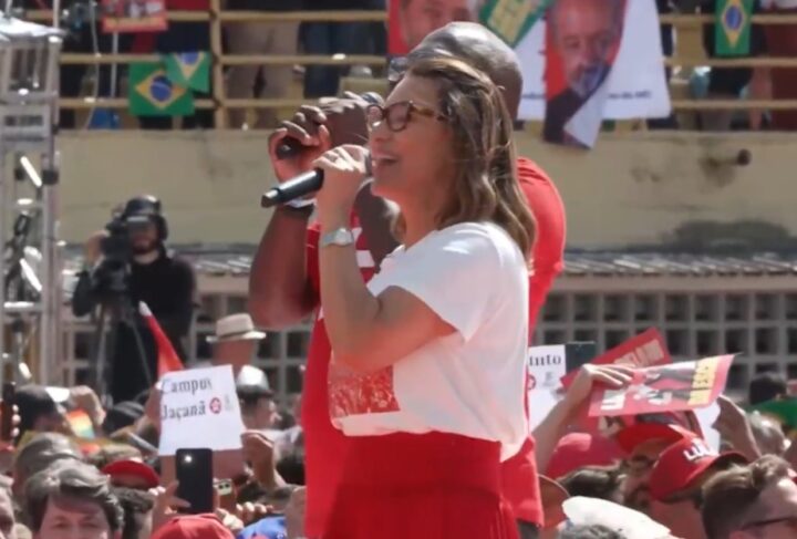Janja canta com cantor gospel em primeiro evento de campanha de Lula